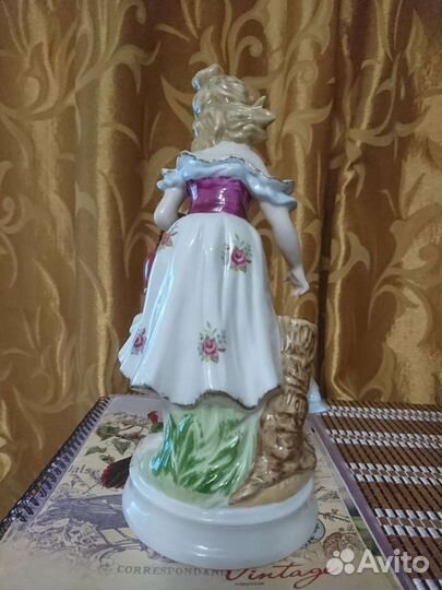 Статуэтка фарфоровая Девушка с гусем