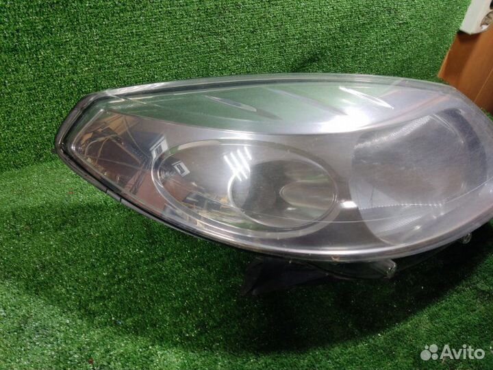 Фара правая Renault Sandero