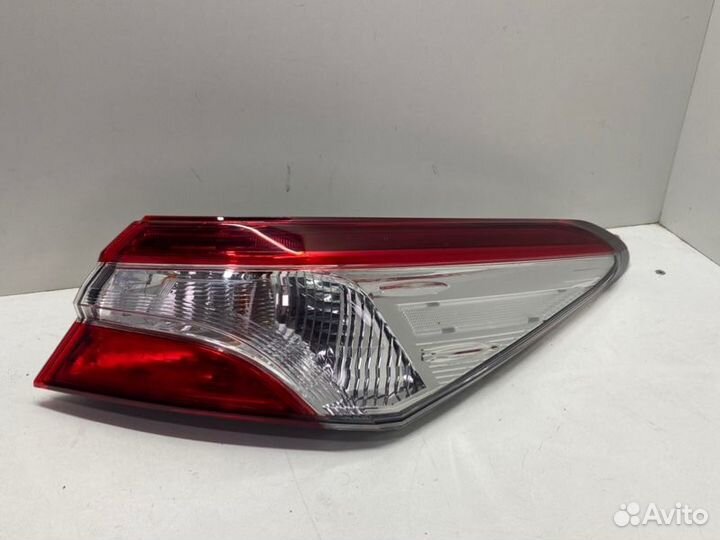 Фонарь наружный задний правый Toyota Camry V70/V75