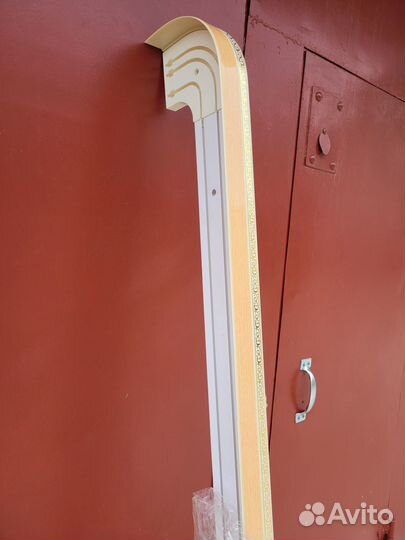 Карниз потолочный закруглённый 3-х рядный новый