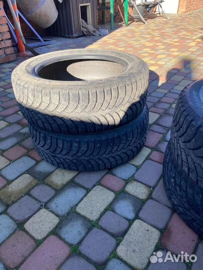 Bridgestone Blizzak Spike-01 215/60 R17