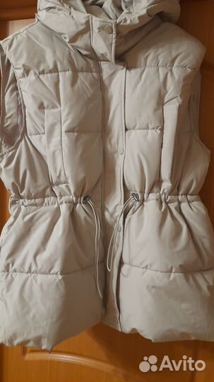 Жилетка женская, стильная с капюшоном