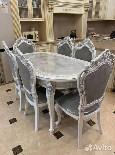 Стол и стулья в гостиную. В наличии