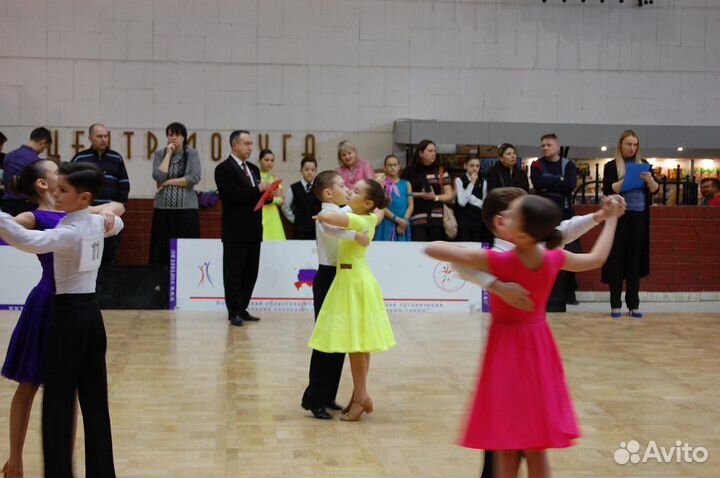 Фраки, платья для бальных танцев и т.д