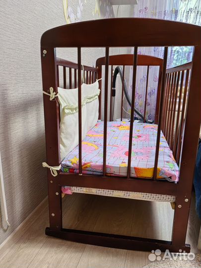 Детская кроватка с маятником и матрасом