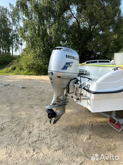 Каютный катер с мотором