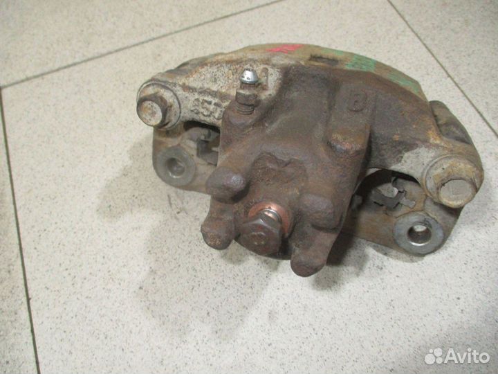 Суппорт задний правый Mitsubishi Pajero 4