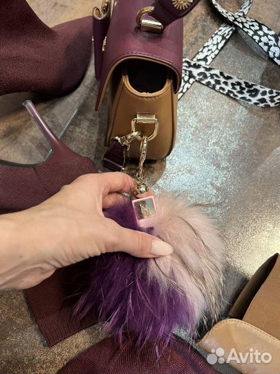 Кожаная сумка женская и шапка