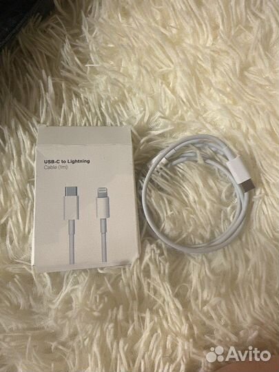 Зарядный шнур на iPhone