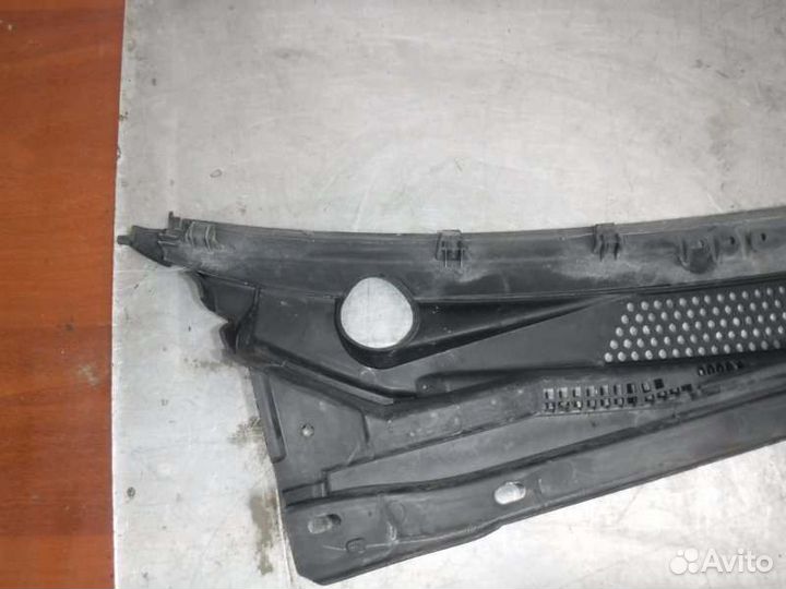 Решетка под лобовое стекло передняя левая