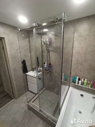 Стеклянные двери для душевых кабин