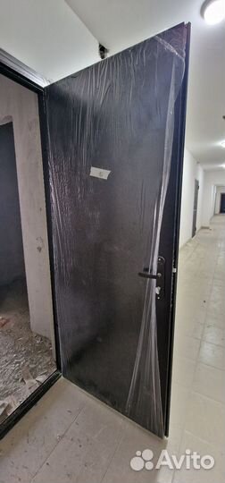 Дверь входная металлическая от застройщика