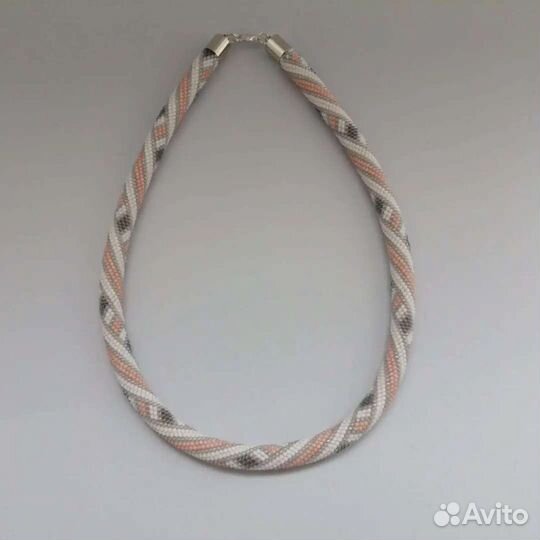 Украшение ручной работы из бисера