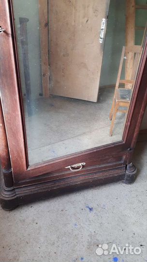 Старинный антикварный шкаф буфет