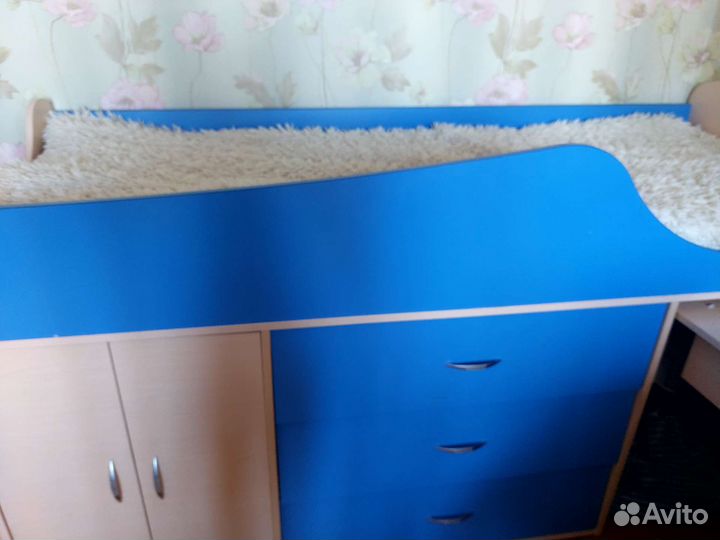 Детская кровать чердак со столом и шкафом бу