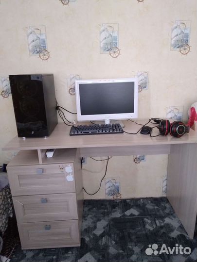 Стол с полкой