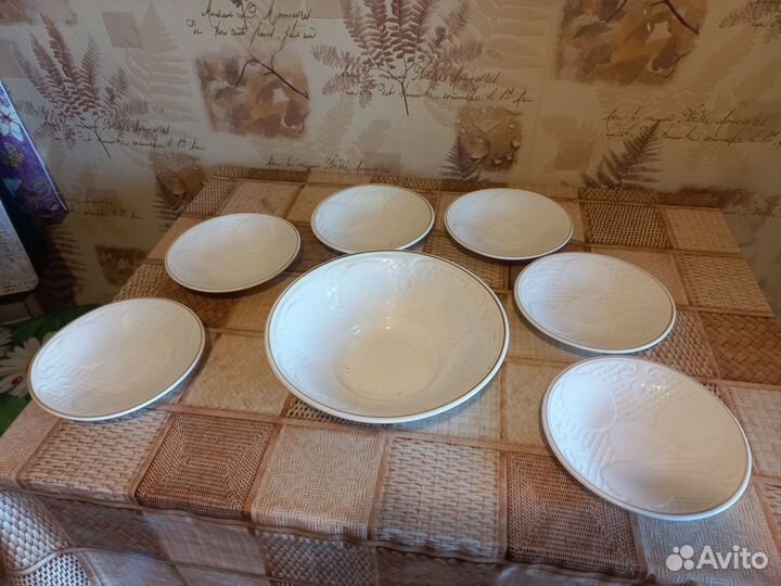 Столовый набор (салатник и 6 тарелок)