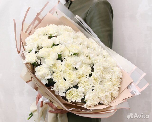 Букет из 51 белой гвоздики в стильной упаковке