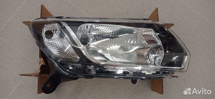 Фара правая Renault Logan Sandero