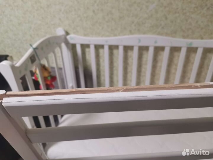 Детская кроватка с маятником и ящиком