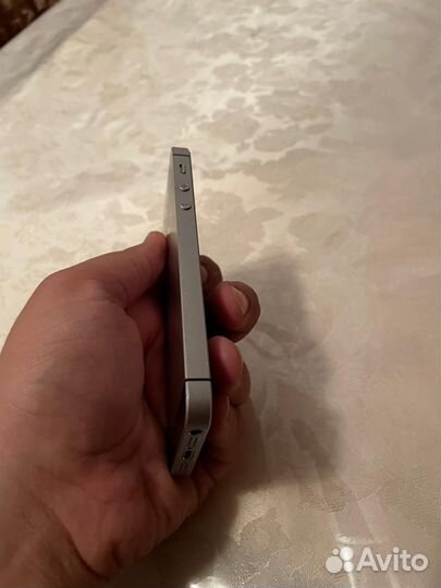 Телефон iPhone SE 2016