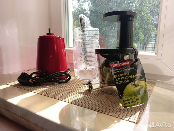 Соковыжималка шнековая Redmond RJ-980S
