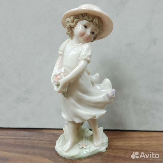 Статуэтка Девочка С Цветами В Шляпе Фарфор Ретро
