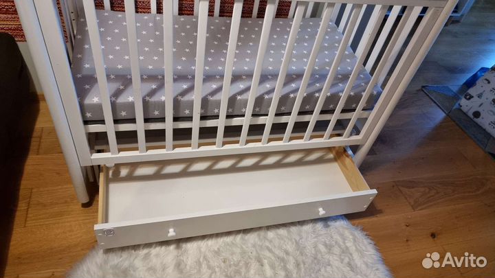 Детская кроватка с маятником и ящиком