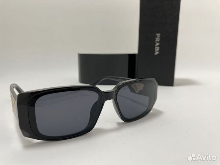 Солнечные очки Prada