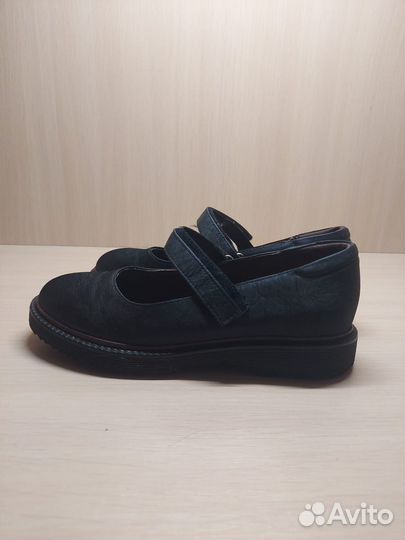 Продаю на девочку 34 размер