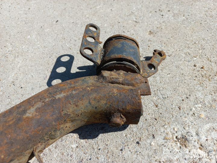 Рычаг задний нижний левый Toyota Avensis 2 T250