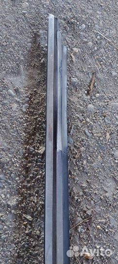 Молдинг стекла передний левый на Mercedes W140