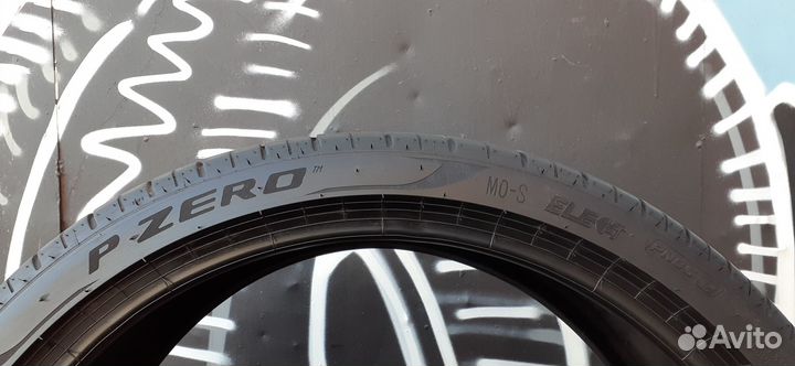 Pirelli P Zero PZ4 265/35 R22
