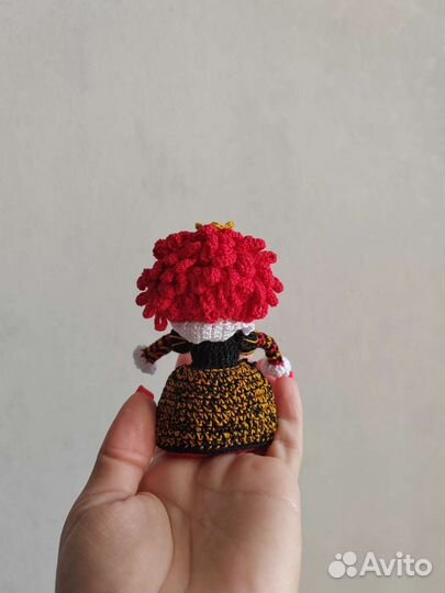Вязаная кукла ручной работы