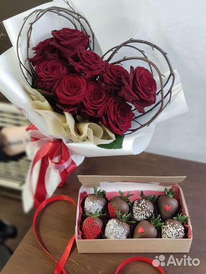 Розы и клубника