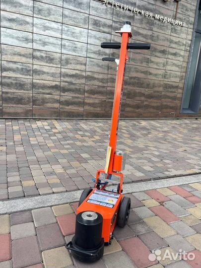 Домкрат подкатной грузовой пневмогидравлический