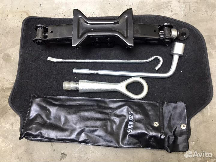 Домкрат и набор инструментов лансер 10 lancer x