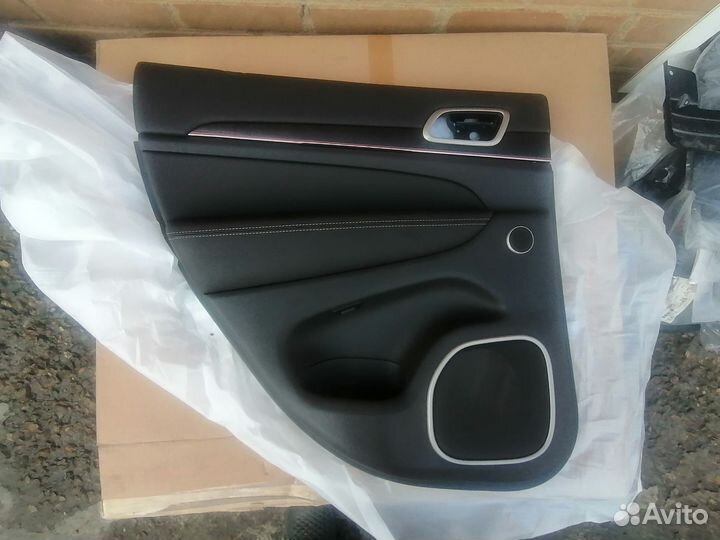 Обшивка задней левой двери Jeep Grand Cherokee WK2