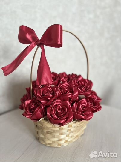 Розы из атласных лент в коробке