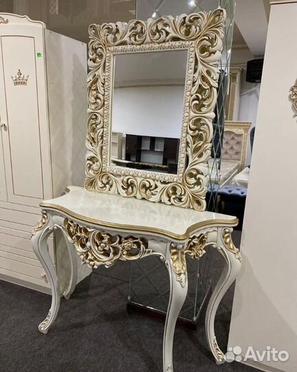 Туалетный столик с зеркалом