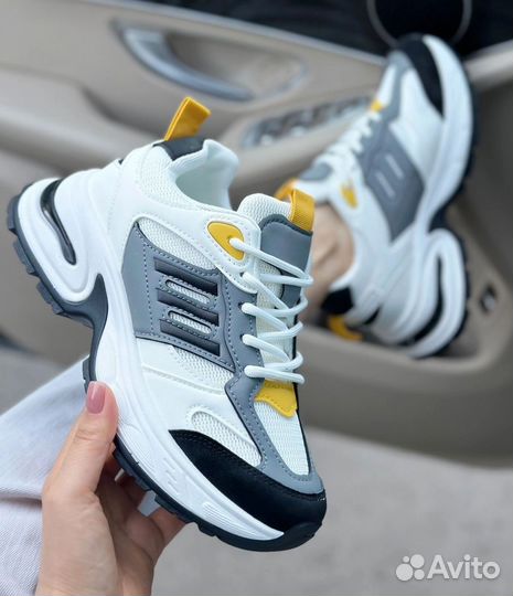 Кроссовки женские