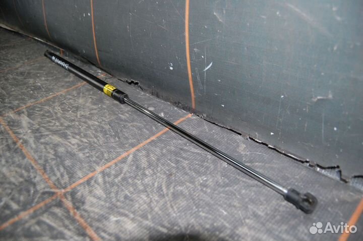 Амортизатор капота правый - Toyota Camry V50 V55