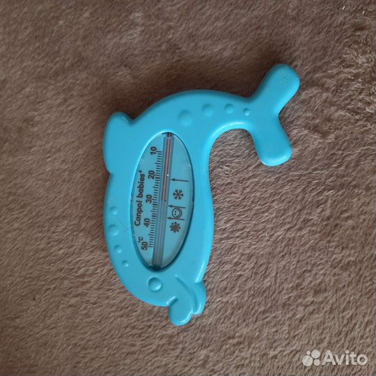 Детские игрушки и термометр для воды