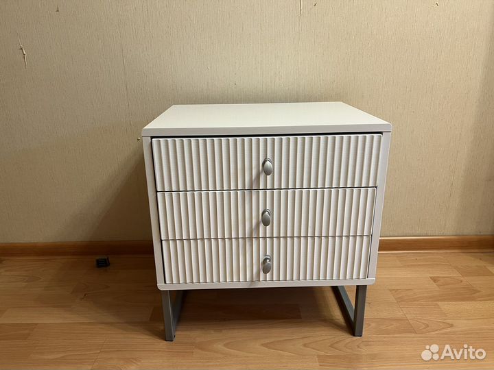 Тумбочка прикроватная белая