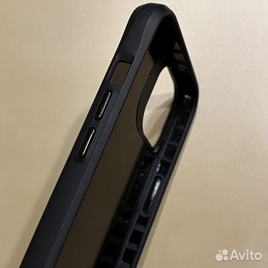 Чехол на iPhone 13 противоударный