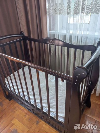 Детская кроватка с маятником и ящиком