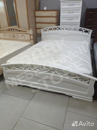 Кровать массив