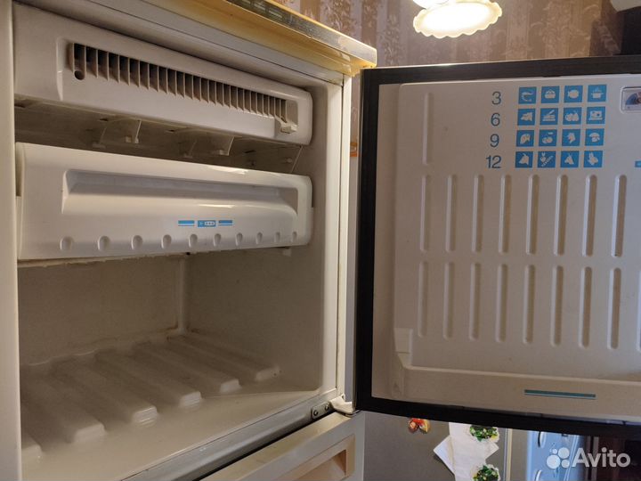 Холодильник Стинол 104 No Frost трехкамерный