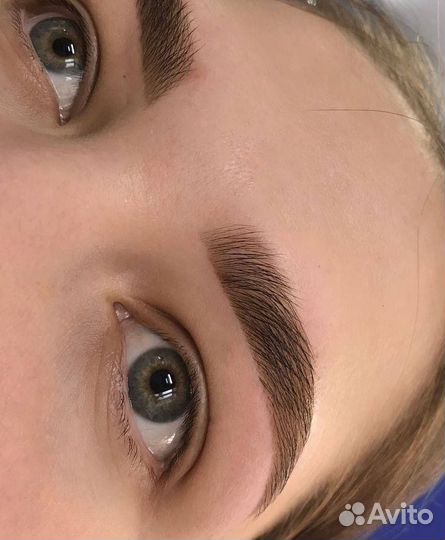 Модель на оформление и окрашивание бровей