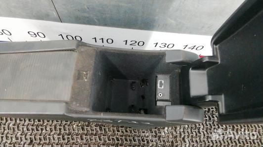 Подлокотник центральный volvo V60 1 (83T22IX01)